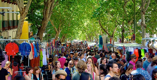 Puestos ambulantes en el Rastro de Madrid